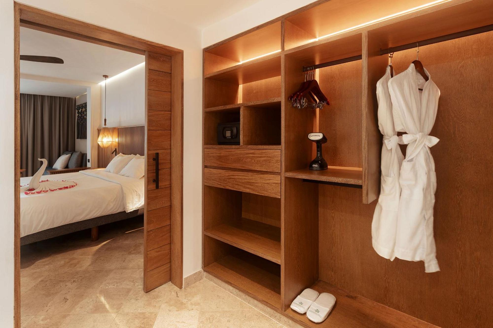 Junior Suite Premium Ocean Front